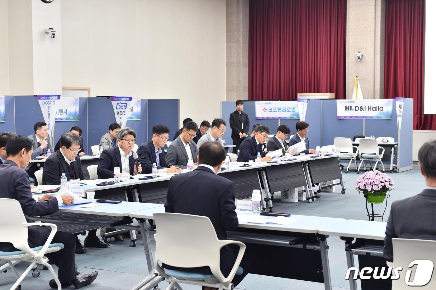 본문 이미지 - 지난해 10월 23일 부산시청 1층 대회의실에서 열린 ‘제3회 건설대기업 상생데이’ 행사 현장(부산시청 제공)