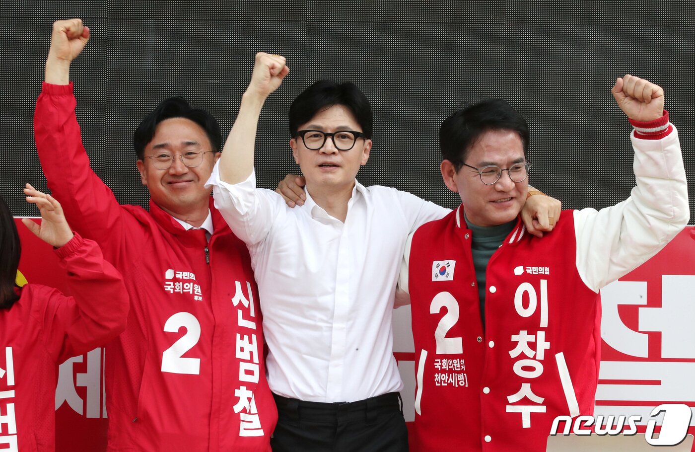 본문 이미지 - 지난달 2일 한동훈 국민의힘 총괄선거대책위원장(가운데)이 충남 천안에서 천안갑 신범철 후보(왼쪽) 등과 함께 지지를 호소하고 있다. 신 후보는 '해병대 채 상병 순직사건' 당시 국방부 차관이었다. 2024.4.2/뉴스1 ⓒ News1 김기태 기자