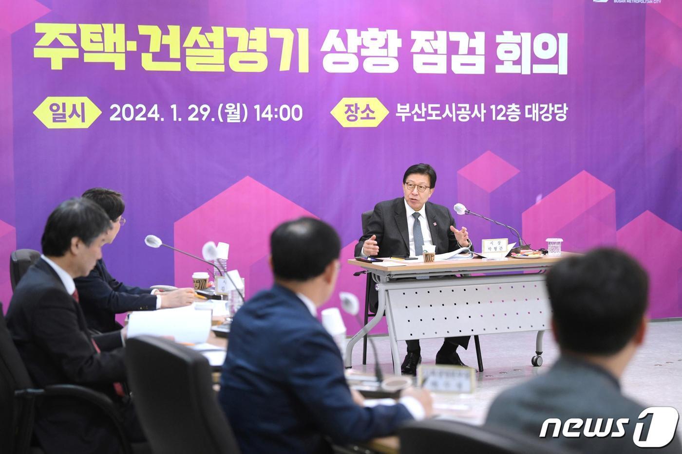 본문 이미지 - 부산도시공사에서 있은 ‘주택·건설경기 상황점검 회의에서 박형준 부산시장이 가덕신공항 건설에 지역업체 참여를 확대하겠다는 뜻을 밝히고 있다(부산시청 제공)