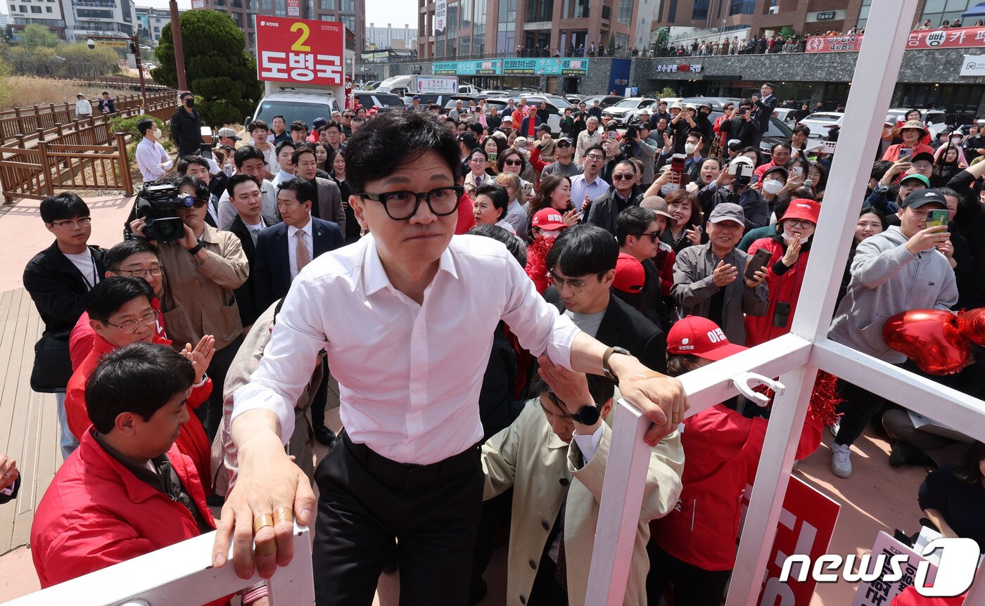 본문 이미지 - 한동훈 국민의힘 총괄선거대책위원장이 2일 오후 충청남도 천안시에서 열린 '국민의힘으로 천안살리기' 성성호수공원 지원유세에서 단상으로 올라가고 있다. (공동취재) 2024.4.2/뉴스1 ⓒ News1 임세영 기자