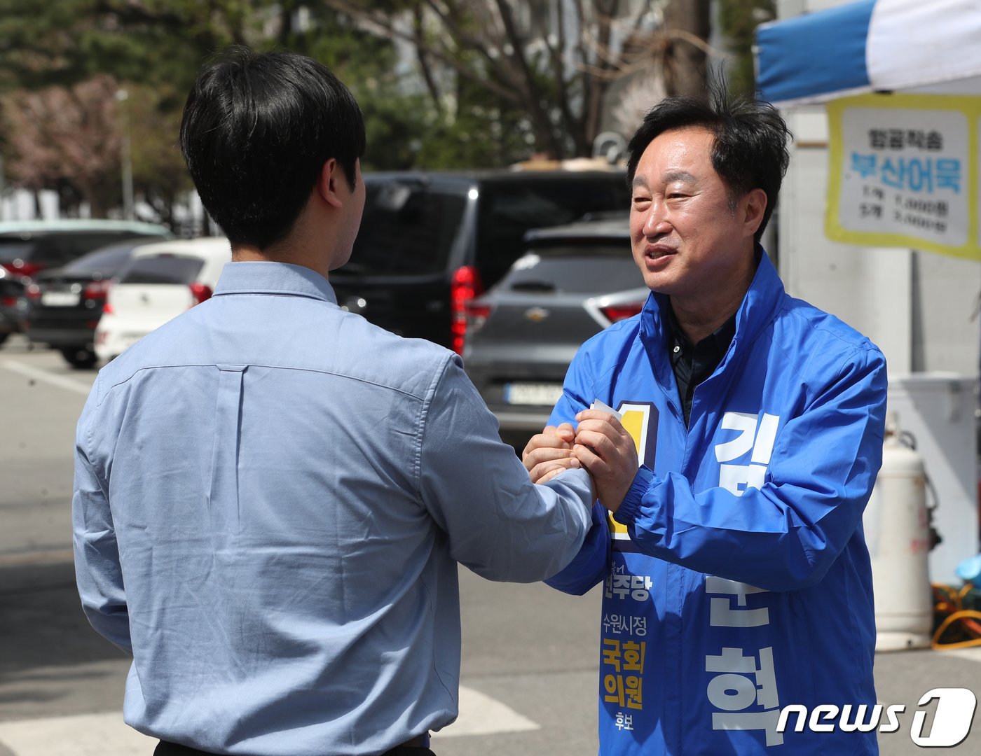 제22대 국회의원 선거 경기 수원정에 출마한 김준혁 더불어민주당 후보가 2일 오전 경기 수원시 영통구 삼성1차아파트에서 시민들에게 인사를 하고 있다. 2024.4.2/뉴스1 ⓒ News1 김영운 기자