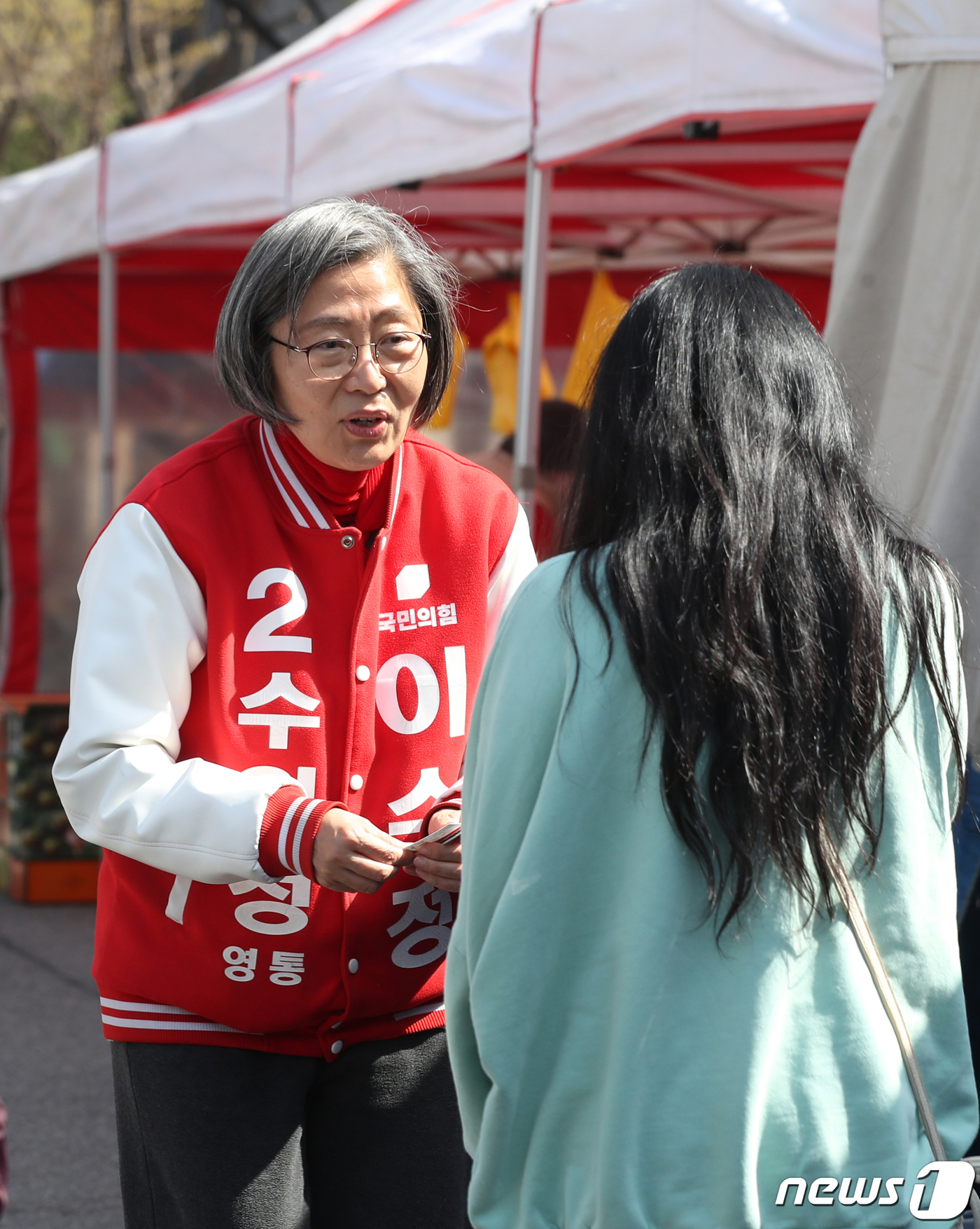 (수원=뉴스1) 김영운 기자 = 제22대 국회의원 선거 경기 수원정에 출마한 이수정 국민의힘 후보가 2일 오전 경기 수원시 영통구 황골마을주공1단지아파트에서 시민들에게 인사를 하고 …