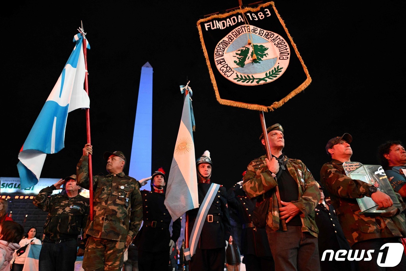 (부에노스 아이레스 AFP=뉴스1) = 아르헨티나 참전용사들이 2일 말비나스(포클랜드) 전쟁 42주년을 맞아 부에노스 아이레스의 추모탑앞에서 행진하고 있다. 말비나스 전쟁은 영국령 …