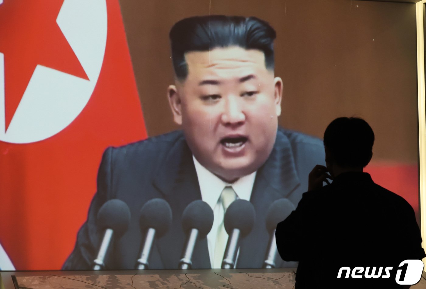 본문 이미지 - 북한이 동해상으로 중거리급 탄도미사일(IRBM)을 발사한 2일 서울 용산구 전쟁기념관을 찾은 관람객들이 북한의 군사 도발실을 둘러보고 있다. 합동참모본부에 따르면 우리 군은 이날 오전 6시 53분쯤 평양 일대에서 동해상으로 발사된 중거리급 탄도미사일로 추정되는 비행체 1발을 포착했다. 이 탄도미사일은 이날 오전 7시 11분쯤 일본의 배타적 경제수역(EEZ) 밖에 낙하했다고 일본 매체들은 전했다. 비행 시간은 15분 가량으로 추정된다. 우리 군은 이날 북한이 쏜 탄도미사일의 비행거리와 고도, 속도 등 정확한 제원을 분석하고 있다. 2024.4.2/뉴스1 ⓒ News1 박지혜 기자