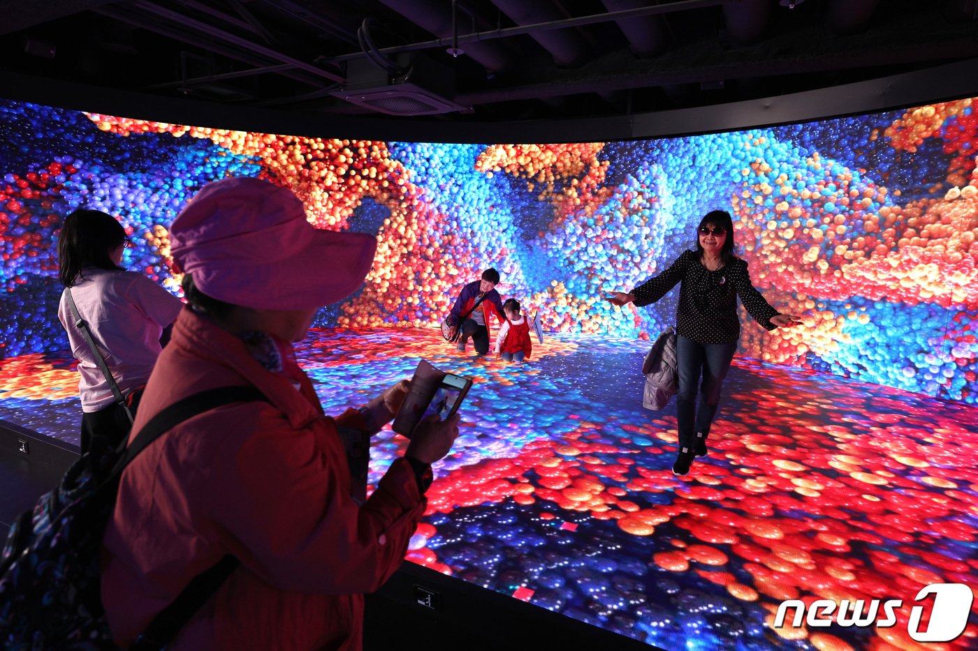본문 이미지 - 2일 서울 중구 하이커 그라운드에서 열린 '코리아 익스프레스 로드'(Korea Express Road) 팝업 전시회에서 외국인 관광객들이 K팝 무대를 배경으로 기념 촬영을 하고 있다. 2024.4.2/뉴스1 ⓒ News1 신웅수 기자