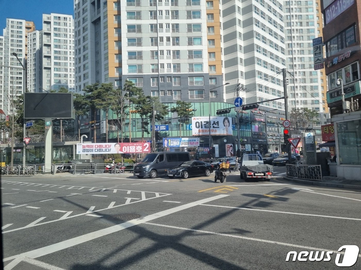 본문 이미지 - 아현역 일대 서울 서대문갑 후보자들 현수막이 걸려있다. ⓒ 뉴스1 조현기 기자