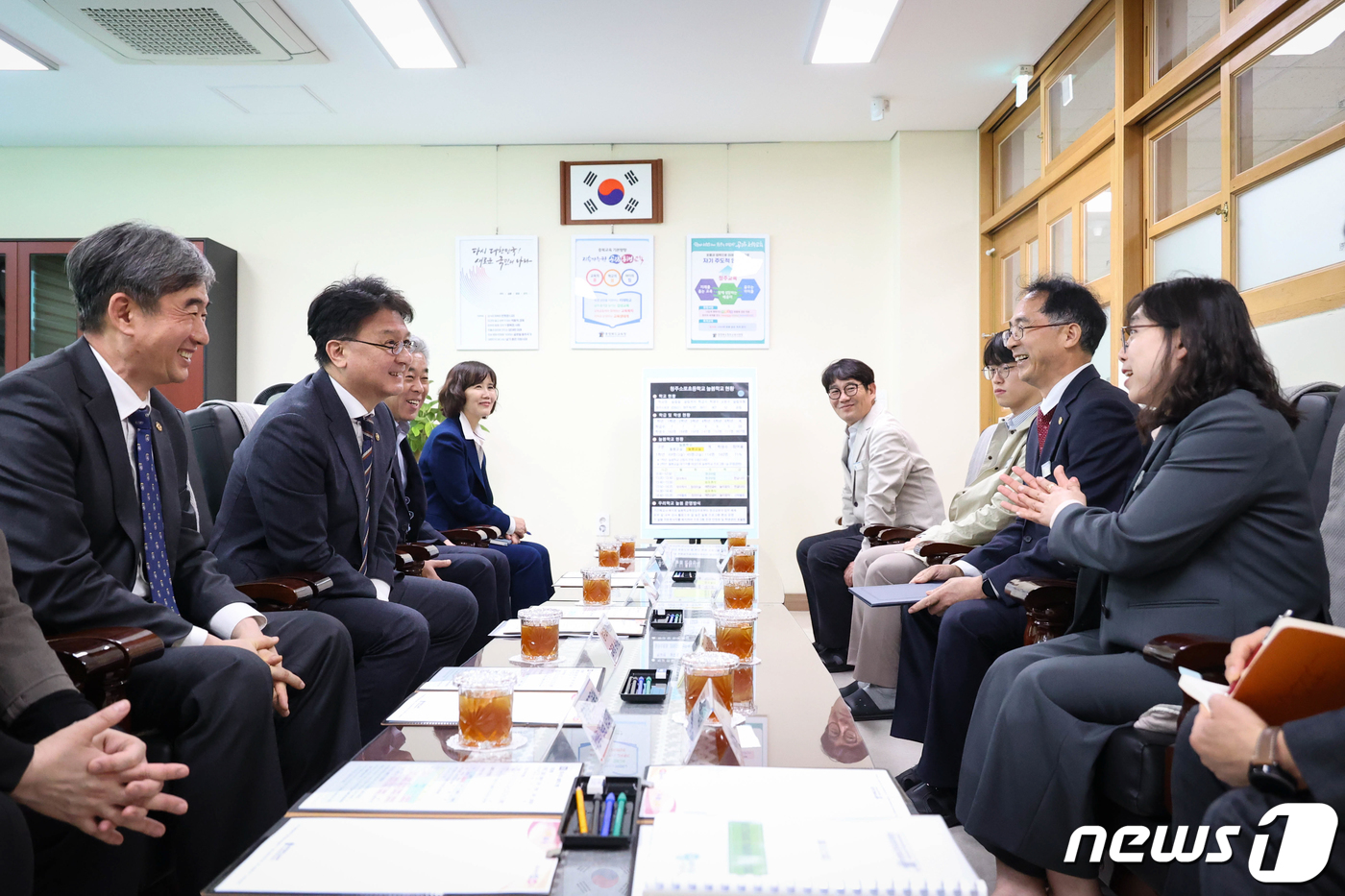 (서울=뉴스1) 허경 기자 = 이정원 국무조정실 국무2차장이 2일 오후 청주시 소로 초등학교에서 진행된 늘봄학교 현장에서 관계자들과 차담하고 있다. (총리실 제공) 2024.4.2 …