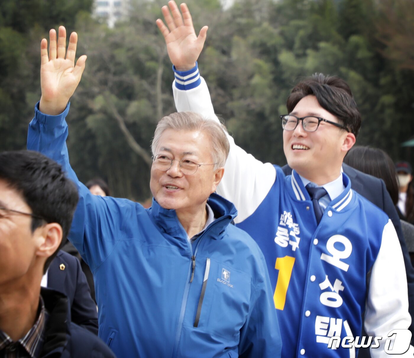 본문 이미지 - 문재인 전 대통령이 2일 울산 중구에 출마하는 더불어민주당 오상택 후보를 응원하기 위해 울산 태화강국가정원을 방문해 오 후보와 나란히 걸으며 시민들에게 인사를 하고 있다.2024.4.2/뉴스1 ⓒ News1 ,송원영 기자
