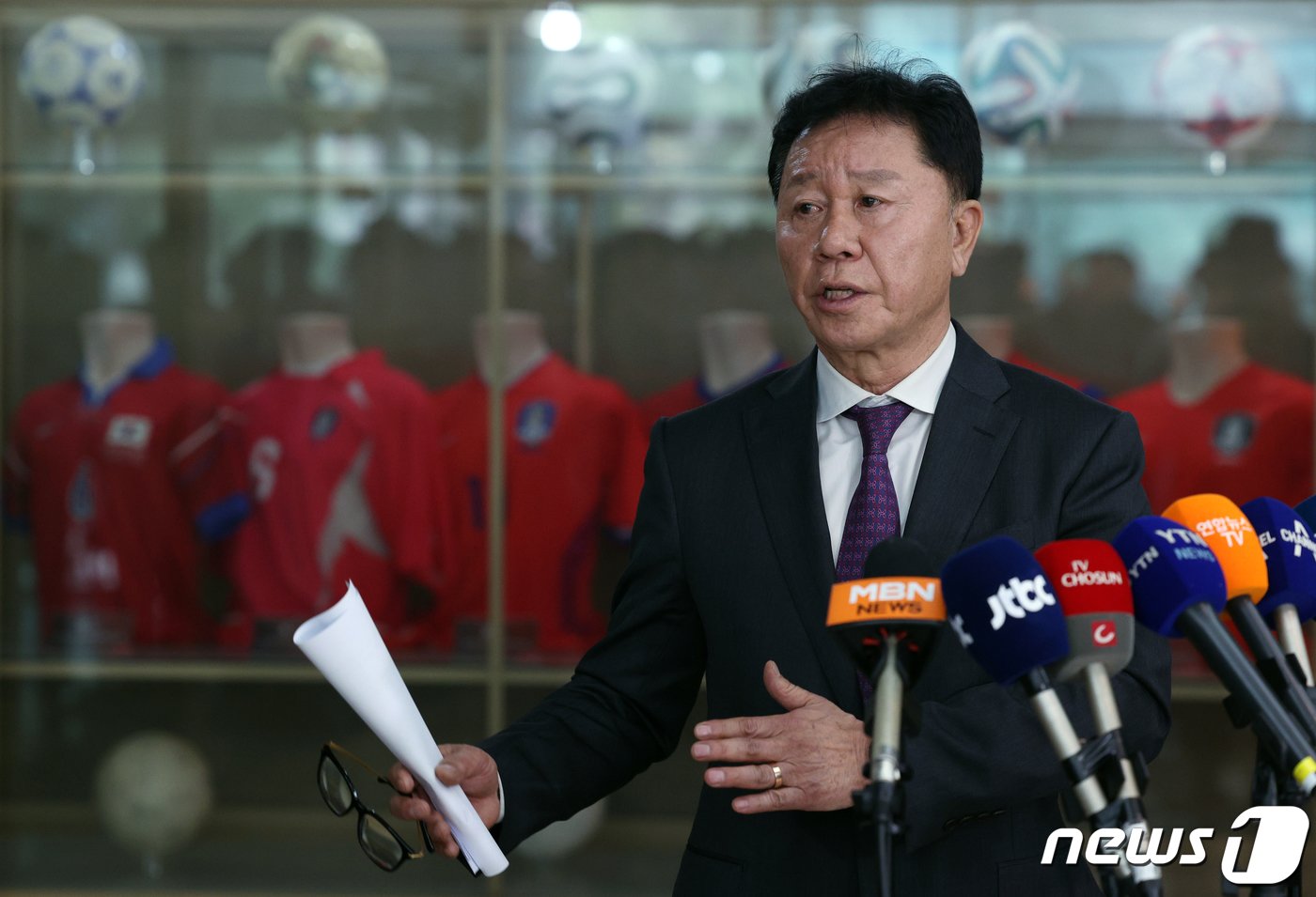 본문 이미지 - 정해성 대한축구협회 국가대표 전력강화위원장이 2일 오후 서울 종로구 신문로 축구회관에서 제5차 전력강화위원회 결과 브리핑을 하고 있다. 2024.4.2/뉴스1 ⓒ News1 박정호 기자