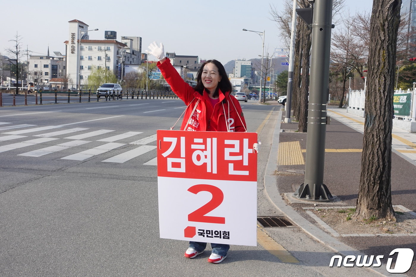 춘천갑에 출마한 국민의힘 김혜란 후보가 2일 춘천경찰서 인근에서 출근길 시민들에게 인사를 하고 있다.2024.4.2 한귀섭 기자