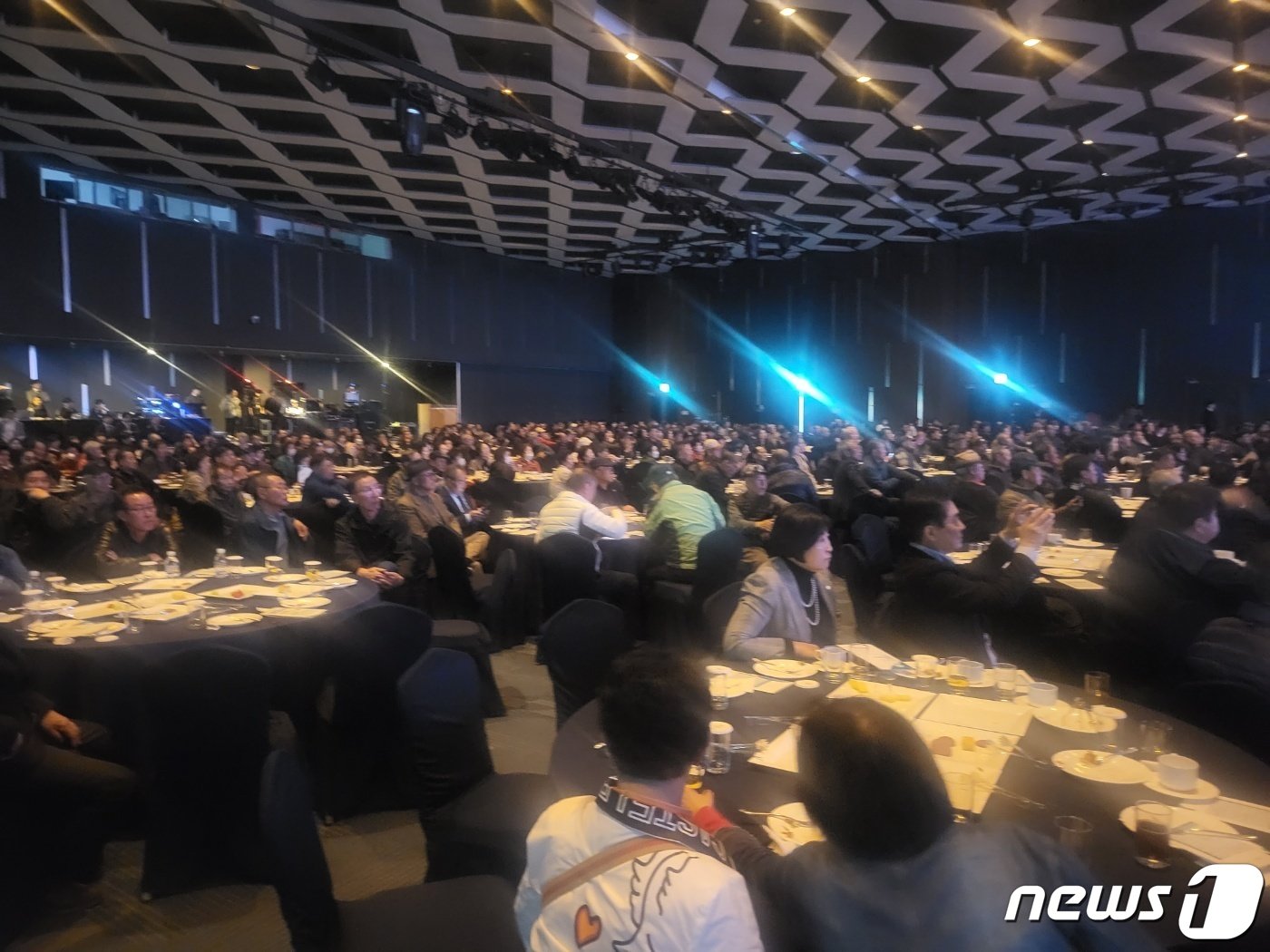 본문 이미지 - 강원랜드가 2일 오후 정선 하이원그랜드호텔에서 ‘K-HIT 프로젝트 1.0’ 발표회를 열고 투자 계획을 발표하고 있다. 2024.4.2/뉴스1 신관호 기자