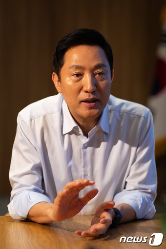 본문 이미지 - 오세훈 서울시장이 2일 시청 집무실에서 뉴스1과 인터뷰하고 있다. 2024.4.2/뉴스1 ⓒ News1 유승관 기자