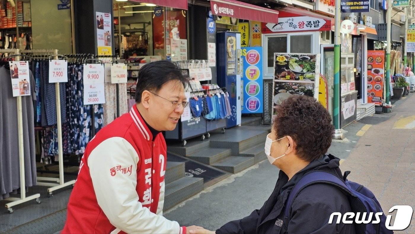 본문 이미지 - 2일 오전 서울 동작구 성대시장에서 주민과 인사를 나누는 장진영  국민의힘 동작갑 후보(장 후보 캠프 제공)