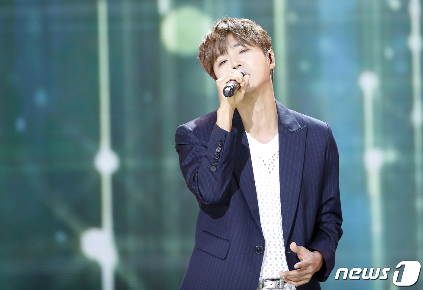 (서울=뉴스1) 권현진 기자 = 가수 정동하가 2일 오후 서울 상암동 SBS 프리즘타워에서 열린 생방송 SBS M '더쇼' 에서 화려한 무대를 선보이고 있다. 2024.4.2/뉴스 …