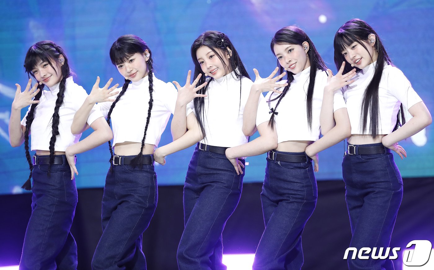 본문 이미지 - 아일릿이 2일 오후 서울 상암동 SBS 프리즘타워에서 열린 생방송 SBS M '더쇼' 에서 화려한 무대를 선보이고 있다. 2024.4.2/뉴스1 ⓒ News1 권현진 기자