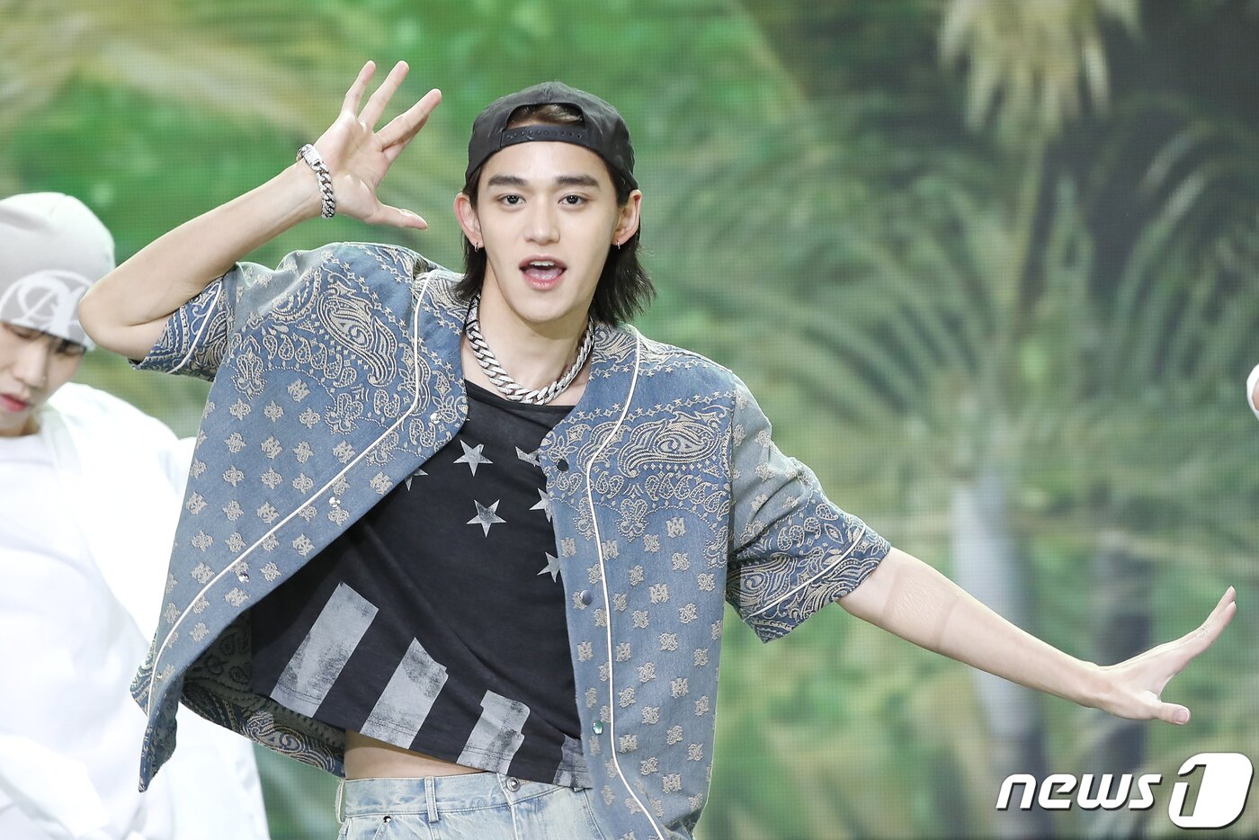 본문 이미지 - 가수 루카스가 2일 오후 서울 상암동 SBS 프리즘타워에서 열린 생방송 SBS M '더쇼' 에서 화려한 무대를 선보이고 있다.  ⓒ News1 권현진 기자