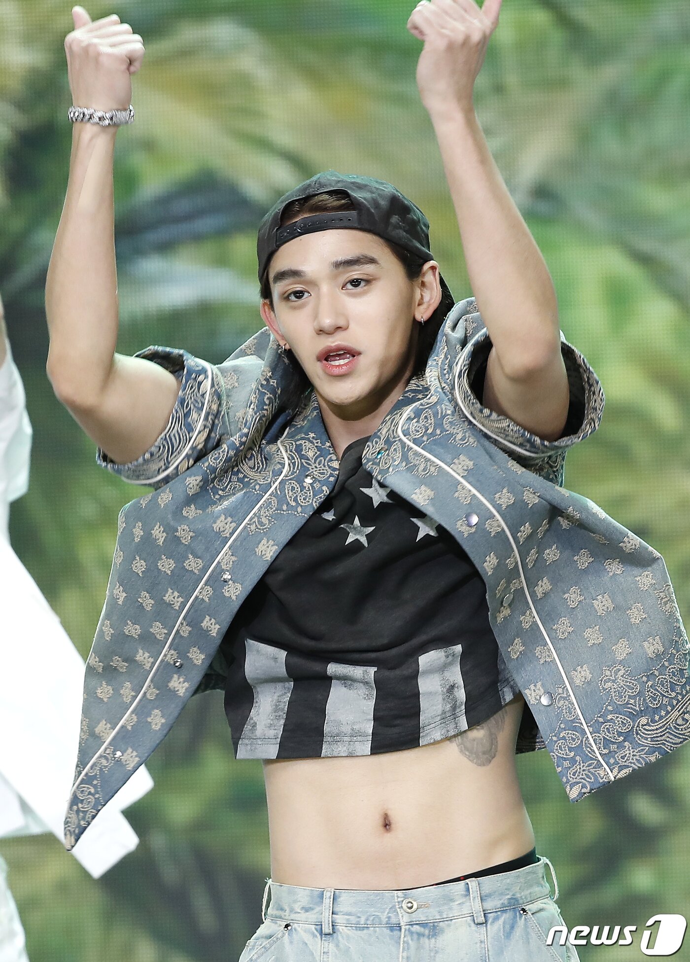 본문 이미지 - NCT 전 멤버 루카스가 2일 오후 서울 상암동 SBS 프리즘타워에서 열린 생방송 SBS M '더쇼' 에서 섹시한 복근을 선보이고 있다. ⓒ News1 권현진 기자