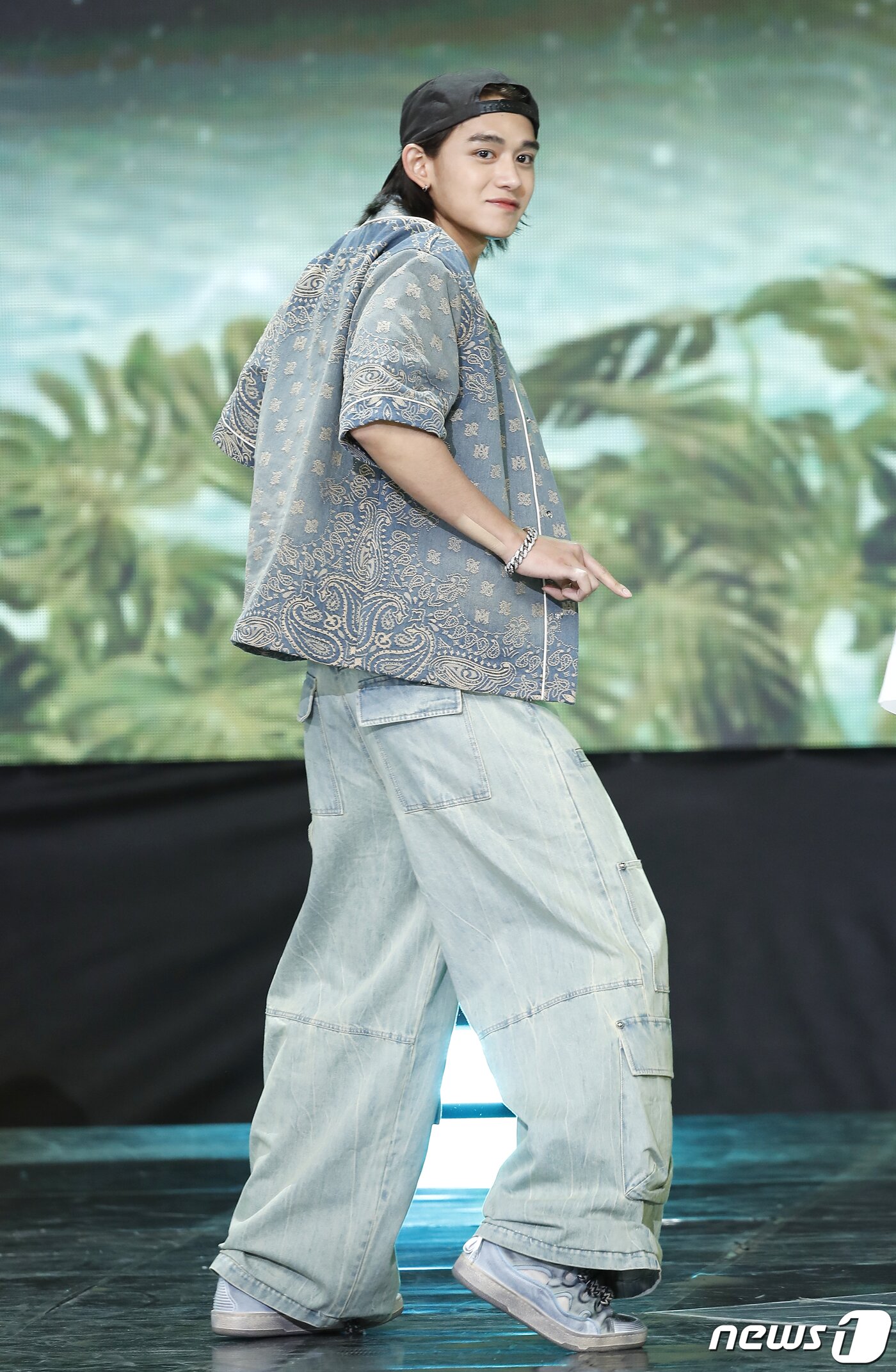 본문 이미지 - NCT 전 멤버 루카스가 2일 오후 서울 상암동 SBS 프리즘타워에서 열린 생방송 SBS M '더쇼' 에서 신곡을 선보이고 있다. ⓒ News1 권현진 기자