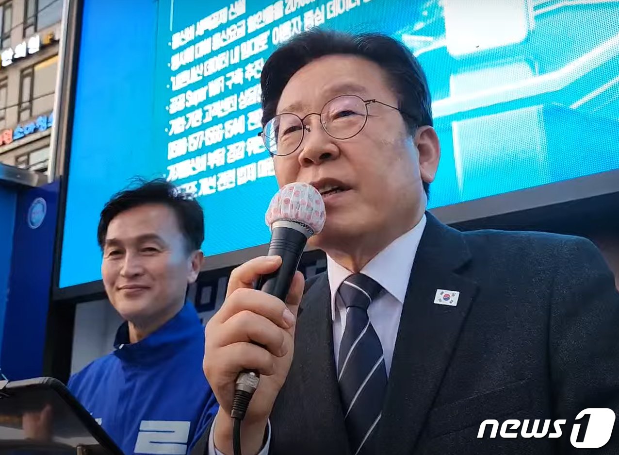 본문 이미지 - 이재명 더불어민주당 대표가 2일 서울 동작구 남성사계시장 일대에서 류삼영 서울 동작을 후보 지원 유세를 하고 있다. (이재명 유튜브 캡쳐) 2024.4.2/뉴스1 ⓒ News1 송원영 기자