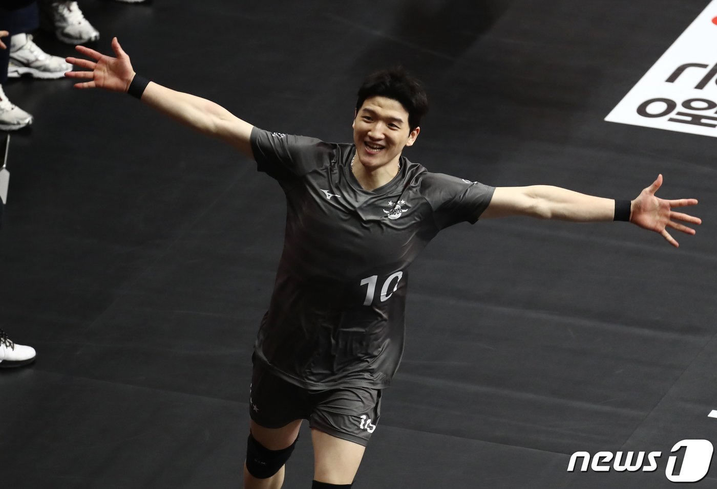 본문 이미지 - 2일 오후 경기 안산 상록수체육관에서 열린 도드람 2023~2024 프로배구 V-리그 챔피언결정전 3차전 대한항공과 OK금융그룹의 경기에서 대한항공 정지석이 득점 성공 후 환호하고 있다. 2024.4.2/뉴스1 ⓒ News1 이광호 기자