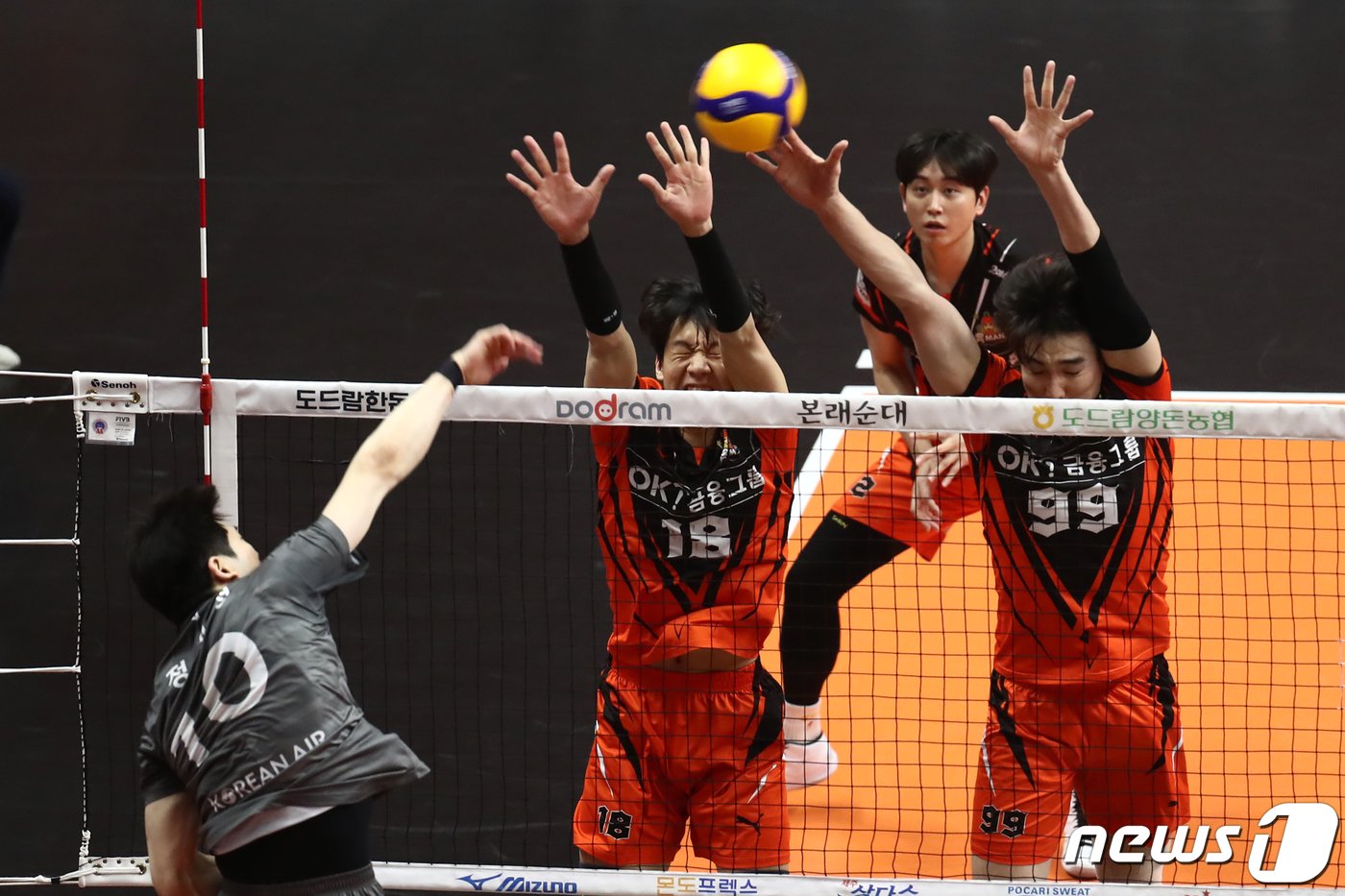 본문 이미지 - 2일 오후 경기 안산 상록수체육관에서 열린 도드람 2023~2024 프로배구 V-리그 챔피언결정전 3차전 대한항공과 OK금융그룹의 경기에서 OK그융그룹 바야르사이한과 박성진이 정지석의 공격을 블로킹 하고 있다. 2024.4.2/뉴스1 ⓒ News1 이광호 기자