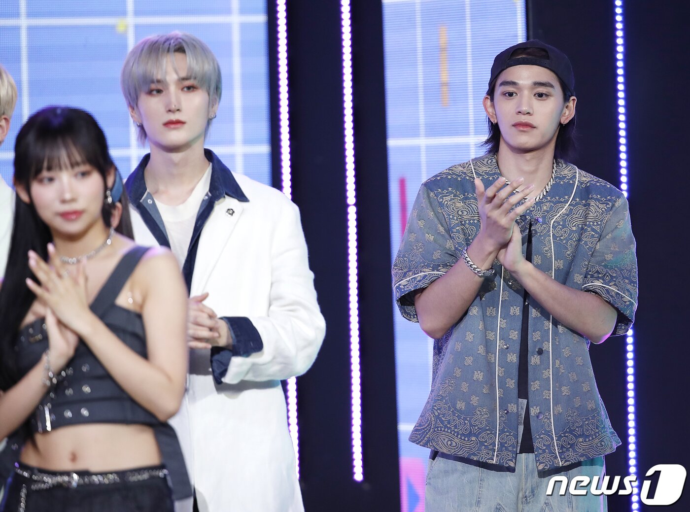 본문 이미지 - 가수 루카스가 2일 오후 서울 상암동 SBS 프리즘타워에서 열린 생방송 SBS M '더쇼' 에서 박수를 치고 있다. ⓒ News1 권현진 기자