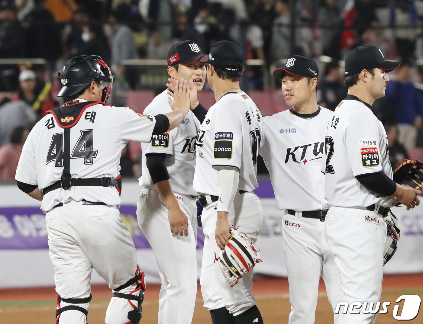 본문 이미지 - 2일 오후 경기 수원시 장안구 KT위즈파크에서 열린 '2024 신한 SOL 뱅크 KBO리그' KIA 타이거즈와 KT 위즈의 경기 종료 후 KT 선수들이 기쁨을 나누고 있다. 이날 경기는 10대6로 KT의 승리로 끝났다. 2024.4.2/뉴스1 ⓒ News1 김영운 기자
