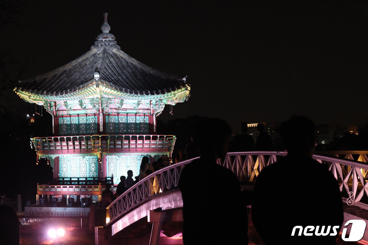 본문 이미지 - 서울 경복궁에서 열린 경복궁 별빛야행 사전행사에서 참가자들이 향원정의 야경을 감상하고 있다. &#39;경복궁 별빛야행&#39;은 오는 3일부터 5월4일까지 하루 2회씩 운영한다. 2024.4.2/뉴스1 ⓒ News1 이동해 기자