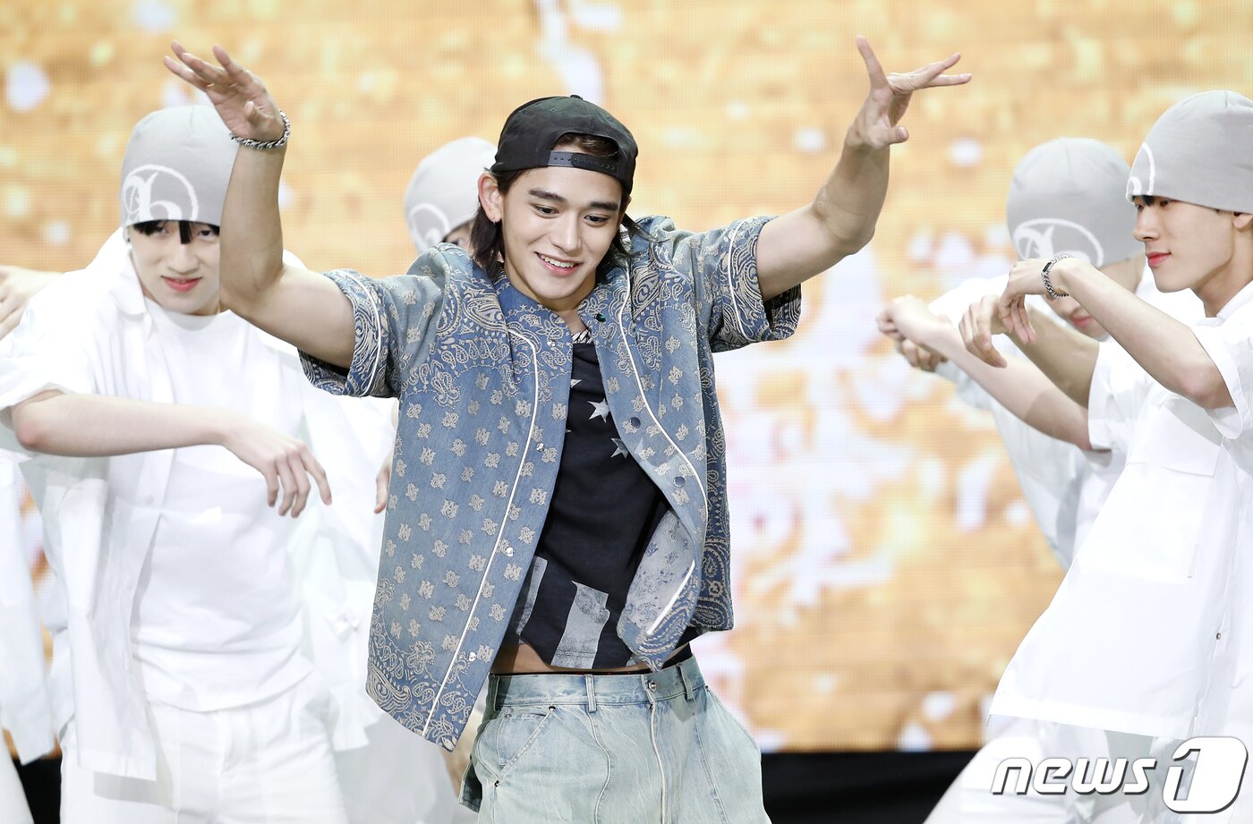 본문 이미지 - NCT 전 멤버 루카스가 2일 오후 서울 상암동 SBS 프리즘타워에서 열린 생방송 SBS M '더쇼' 에서 화려한 무대를 선보이고 있다. ⓒ News1 권현진 기자