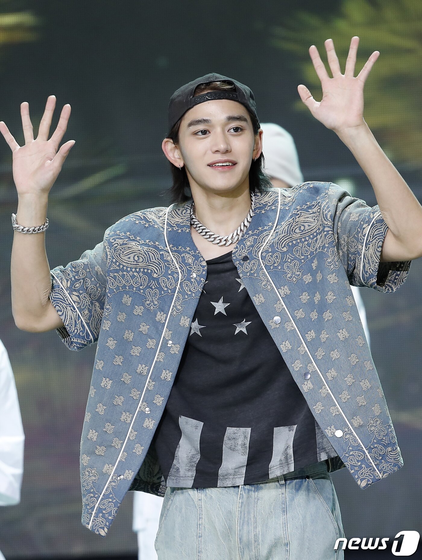 본문 이미지 - NCT 전 멤버 루카스가 2일 오후 서울 상암동 SBS 프리즘타워에서 열린 생방송 SBS M '더쇼' 에서 신곡 무대를 선보이고 있다. ⓒ News1 권현진 기자