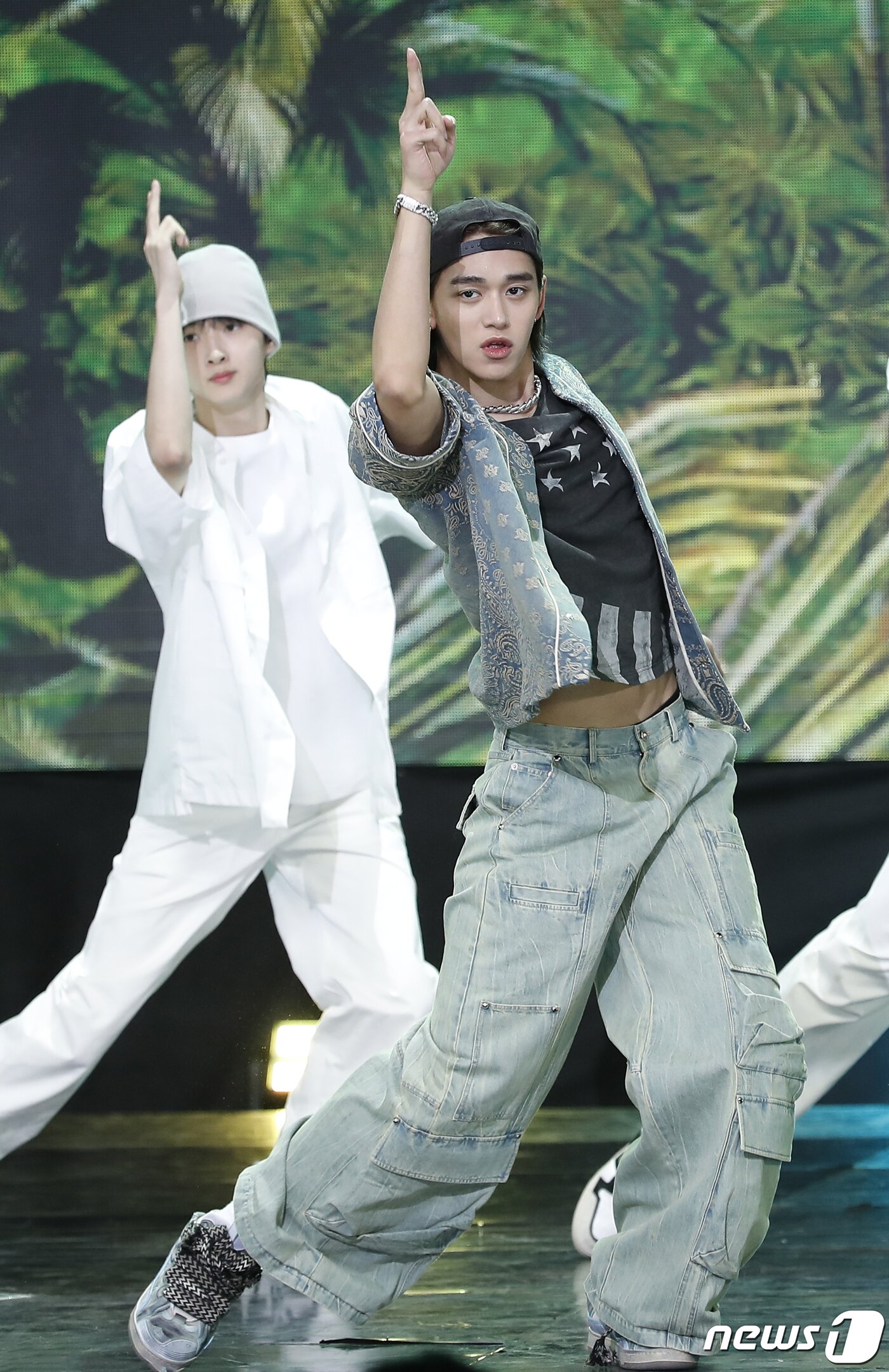 본문 이미지 - NCT 전 멤버 루카스가 2일 오후 서울 상암동 SBS 프리즘타워에서 열린 생방송 SBS M '더쇼' 에서 멋진 무대를 선보이고 있다. ⓒ News1 권현진 기자