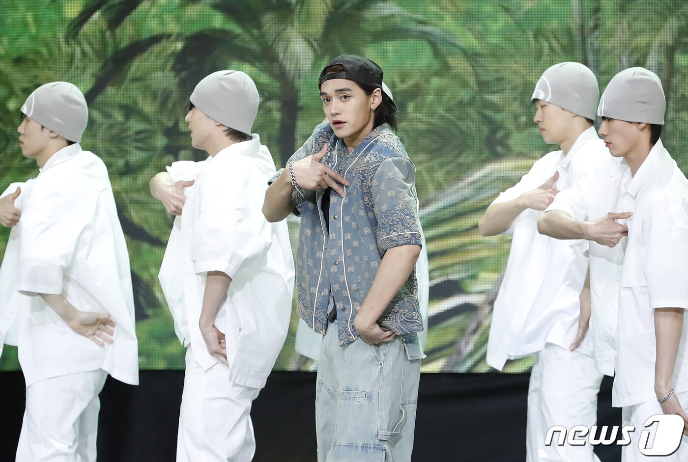 본문 이미지 - NCT 전 멤버 루카스가 2일 오후 서울 상암동 SBS 프리즘타워에서 열린 생방송 SBS M '더쇼' 에서 화려한 무대를 선보이고 있다. ⓒ News1 권현진 기자