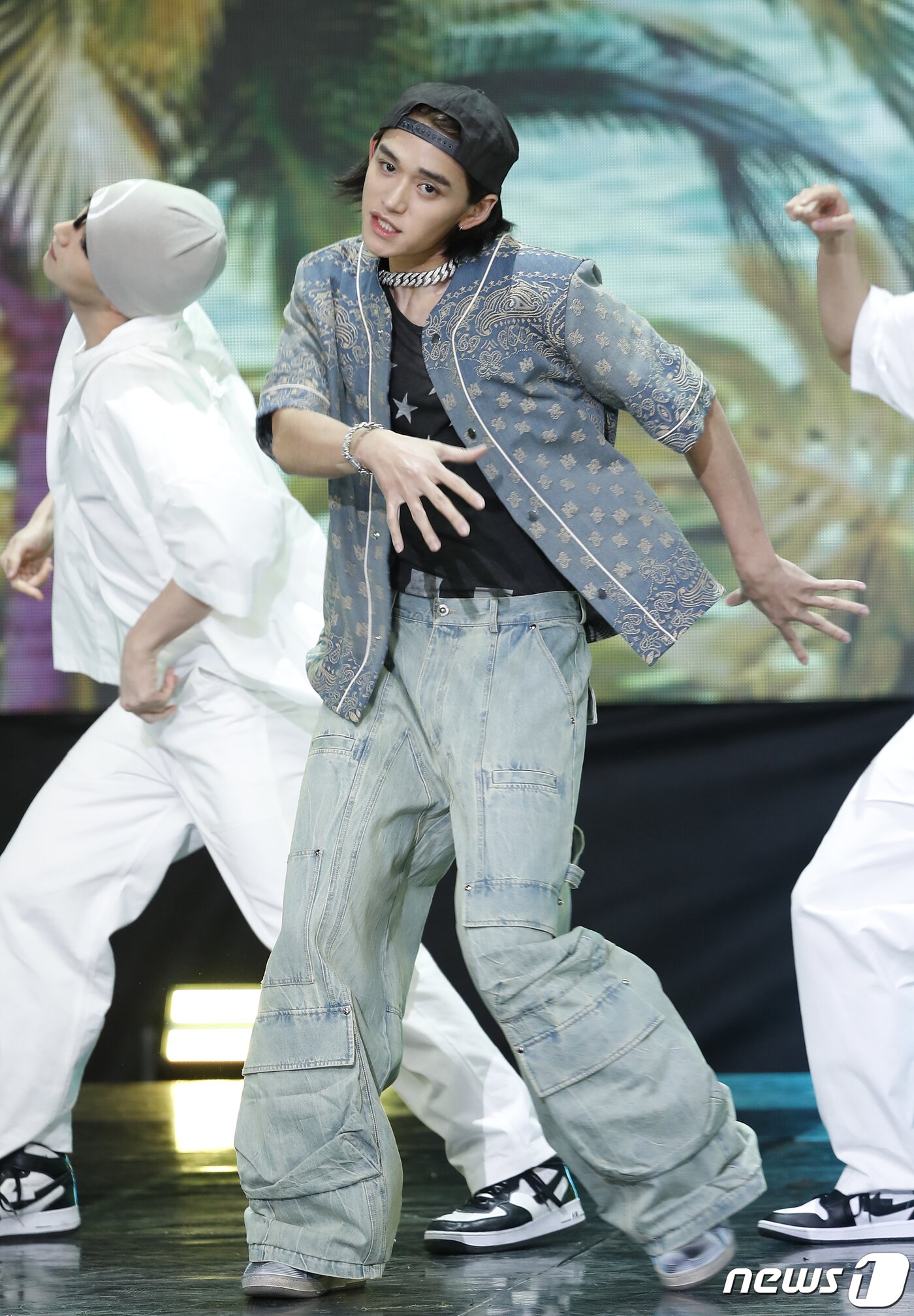 본문 이미지 - NCT 전 멤버 루카스가 2일 오후 서울 상암동 SBS 프리즘타워에서 열린 생방송 SBS M '더쇼' 에서 멋진 무대로 시선을 사로잡고 있다. ⓒ News1 권현진 기자