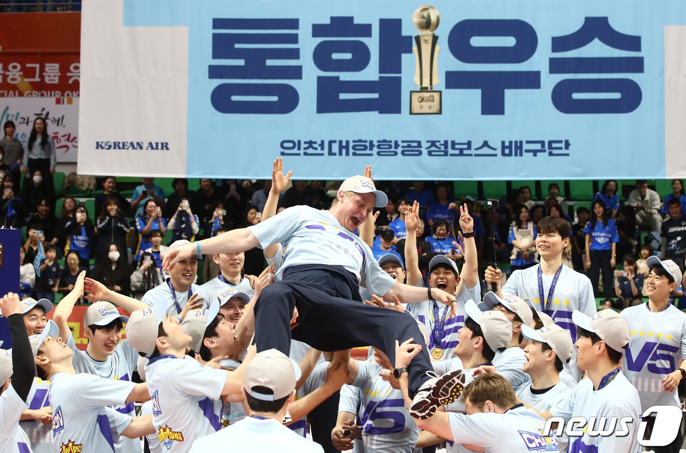 2일 오후 경기 안산 상록수체육관에서 열린 도드람 2023~2024 프로배구 V-리그 챔피언결정전 3차전 대한항공과 OK금융그룹의 경기에서 프로배구 사상 첫 통합 4연패를 달성한 대한항공 선수들이 토미 틸리카이넨 감독을 헹가래 치고 있다.2024.4.2/뉴스1 ⓒ News1 이광호 기자