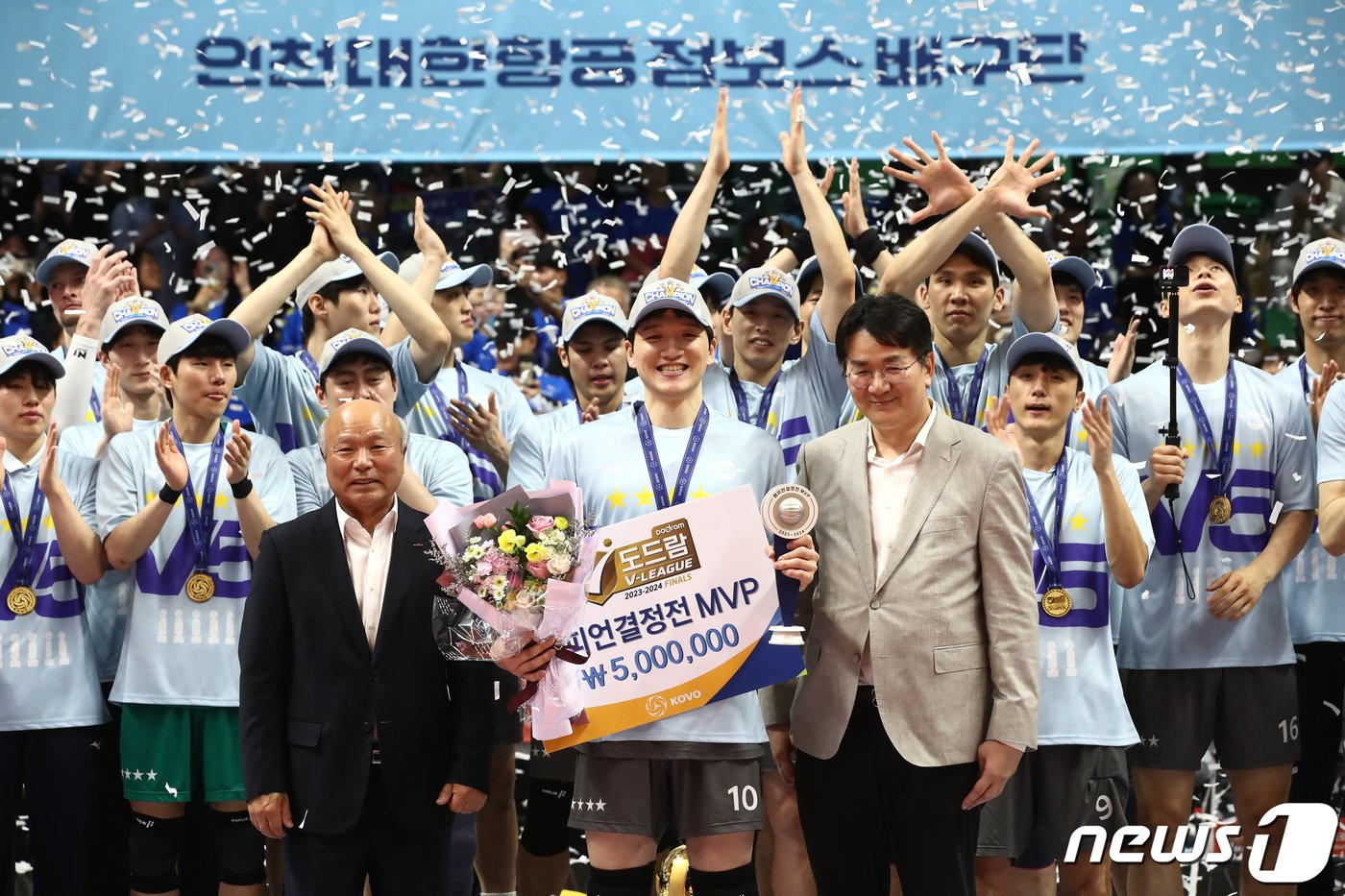 본문 이미지 - 2일 오후 경기 안산 상록수체육관에서 열린 도드람 2023~2024 프로배구 V-리그 챔피언결정전 3차전 대한항공과 OK금융그룹의 경기에서 대한항공이 승리하며 프로배구 사상 첫 통합 4연패를 달성했다. 이날 챈피언결정전 MVP를 차지한 정지석이 조원태 한국배구연맹총재 등과 기념촬영을 하고 있다.2024.4.2/뉴스1 ⓒ News1 이광호 기자