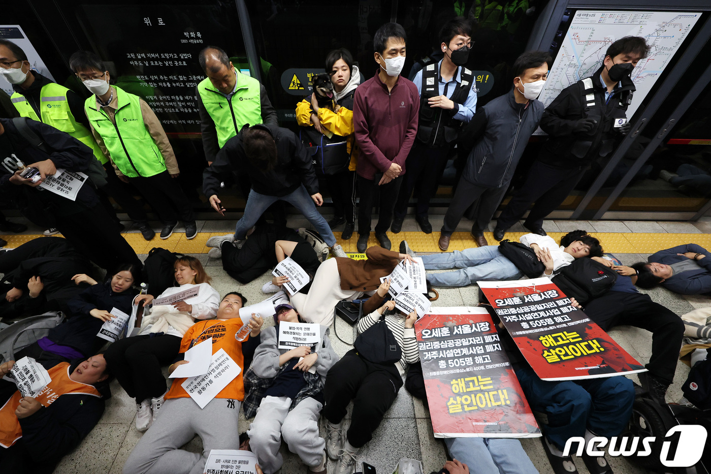 (서울=뉴스1) 박지혜 기자 = 장애인의 날인 20일 오전 서울 종로구 마로니에공원에서 열린 4·20장애인차별철폐의 날 마무리 결의대회에서 박경석 전장연 공동대표가 장애인권리 입법 …