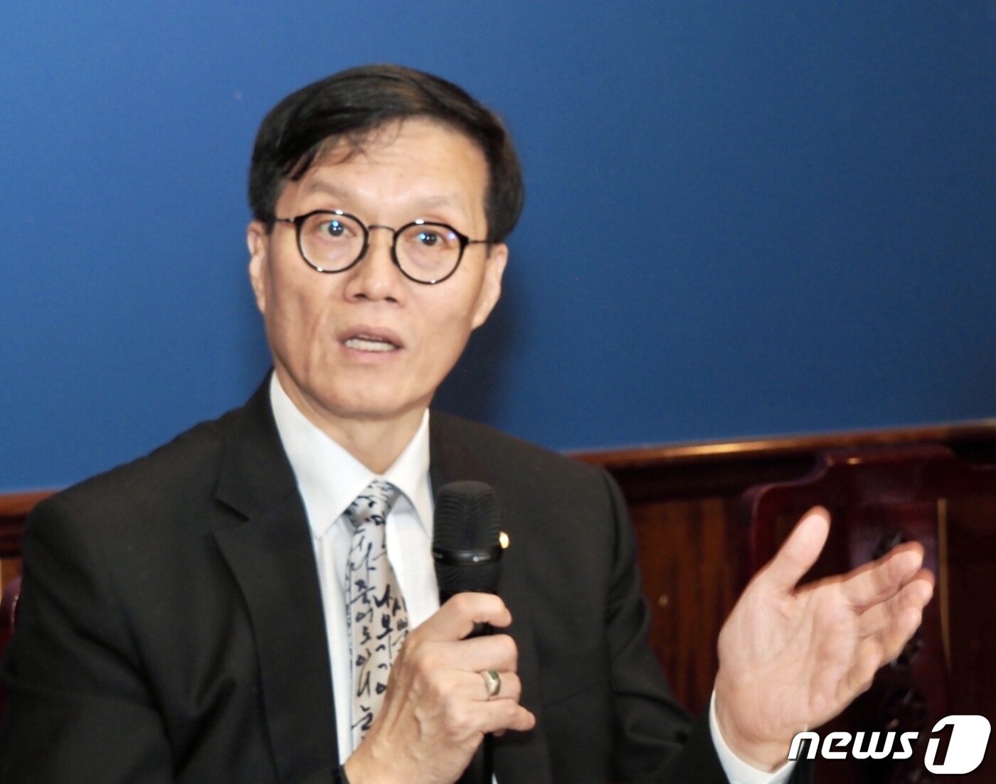 본문 이미지 - 이창용 한국은행 총재가 19일(현지시간) 워싱턴DC 인근에서 특파원들과 간담회를 갖고 있다. 사진은 워싱턴 특파원단 제공.