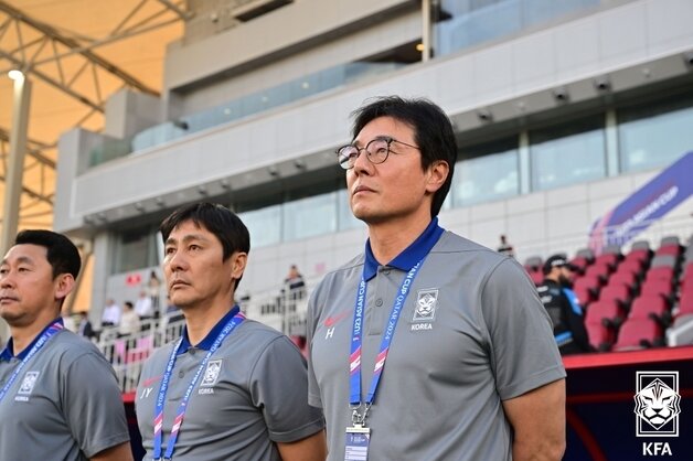 본문 이미지 - 황선홍 U-23 대한민국 축구 국가대표팀 감독이 19일 오후&#40;현지시간&#41; 카타르 도하 압둘라 빈 칼리파 스타디움에서 열린 2024 아시아축구연맹&#40;AFC&#41; U-23 아시안컵 조별리그 B조 2차전 한국과 중국의 경기를 지켜보고 있다. &#40;대한축구협회 제공&#41; 2024.4.20/뉴스1