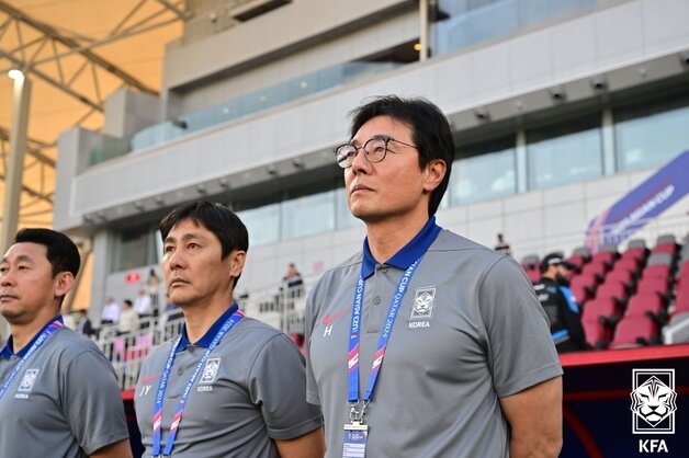 황선홍 U-23 대한민국 축구 국가대표팀 감독이 19일 오후&#40;현지시간&#41; 카타르 도하 압둘라 빈 칼리파 스타디움에서 열린 2024 아시아축구연맹&#40;AFC&#41; U-23 아시안컵 조별리그 B조 2차전 한국과 중국의 경기를 지켜보고 있다. &#40;대한축구협회 제공&#41; 2024.4.20/뉴스1