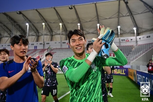 대한민국 축구 국가대표팀 골키퍼 김정훈을 비롯한 선수들이 19일 오후&#40;현지시간&#41; 카타르 도하 압둘라 빈 칼리파 스타디움에서 열린 2024 아시아축구연맹&#40;AFC&#41; U-23 아시안컵 조별리그 B조 2차전 한국과 중국의 경기 시작에서 2대0 승리를 거둔 뒤 관중들에게 인사하고 있다. &#40;대한축구협회 제공&#41; 2024.4.20/뉴스1