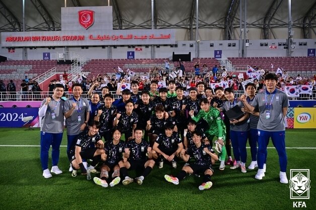 본문 이미지 - 대한민국 축구 국가대표팀이 19일 오후(현지시간) 카타르 도하 압둘라 빈 칼리파 스타디움에서 열린 2024 아시아축구연맹(AFC) U-23 아시안컵 조별리그 B조 2차전 한국과 중국의 경기 시작에서 2대0 승리를 거둔 뒤 기념촬영을 하고 있다. (대한축구협회 제공) 2024.4.20/뉴스1