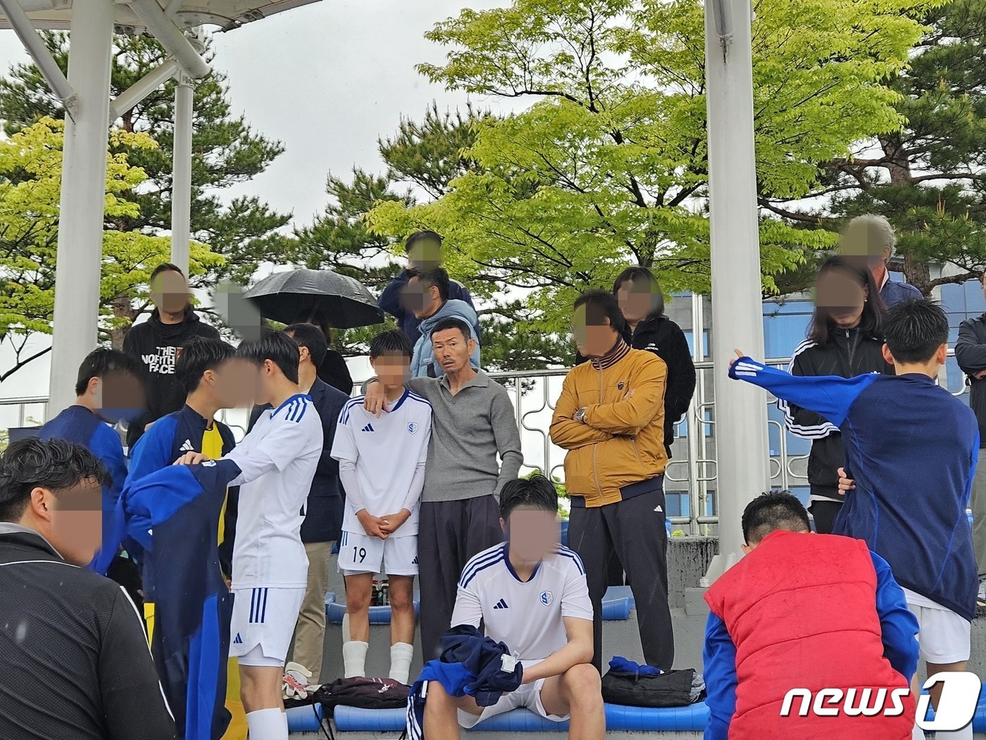 &#39;축구스타&#39; 손흥민의 아버지 손웅정 SON아카데미 감독이 20일 강원 강릉강남축구공원 1구장에서 열린 SON아카데미U15와 평창유나이티드U15 경기에서 한 선수와 대화를 나누고 있다.2024.4.20/뉴스1 ⓒ News1 한귀섭 기자