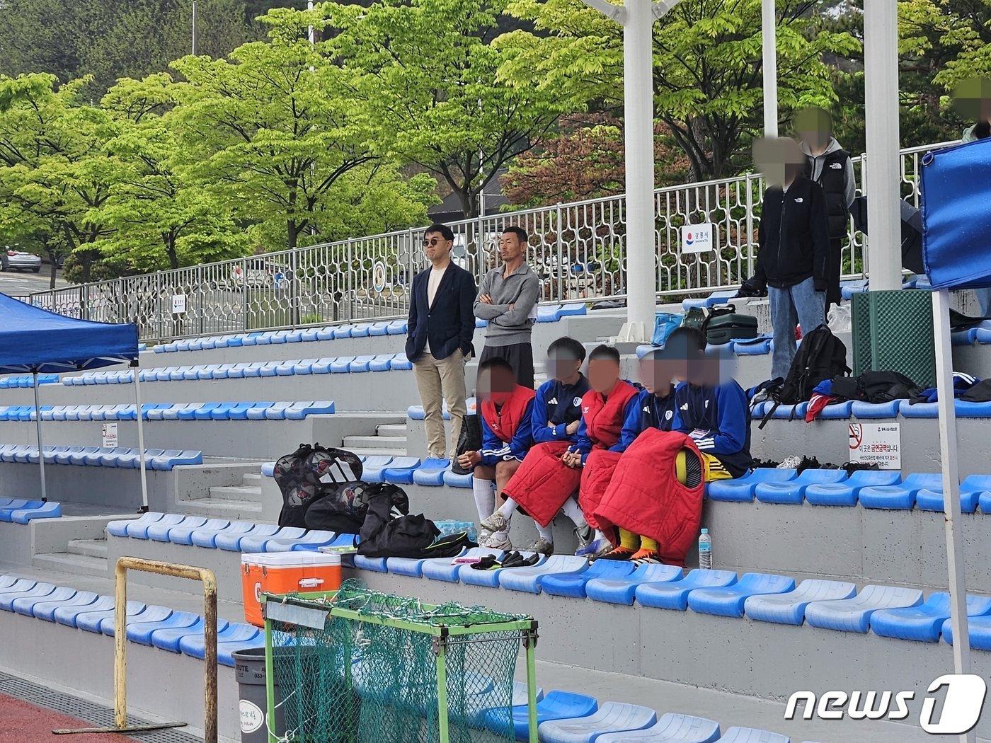 본문 이미지 - '세계적인 축구스타' 손흥민의 아버지 손웅정 SON아카데미 감독이 지난 4월 20일 강원 강릉강남축구공원 1구장에서 열린 SON아카데미U15와 평창유나이티드U15 경기를 지켜보고 있다.2024.4.20/뉴스1 ⓒ News1 한귀섭 기자