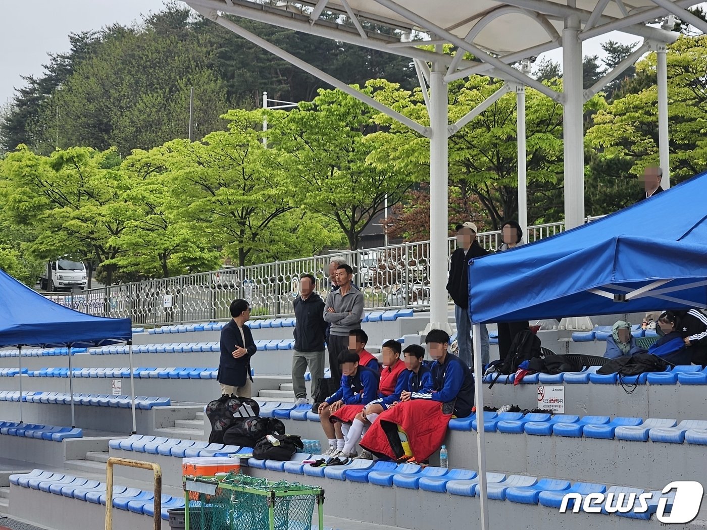 &#39;세계적인 축구스타&#39; 손흥민의 아버지 손웅정 SON아카데미 감독이 지난 4월 20일 강원 강릉강남축구공원 1구장에서 열린 SON아카데미U15와 평창유나이티드U15 경기를 지켜보고 있다.2024.4.20/뉴스1 ⓒ News1 한귀섭 기자