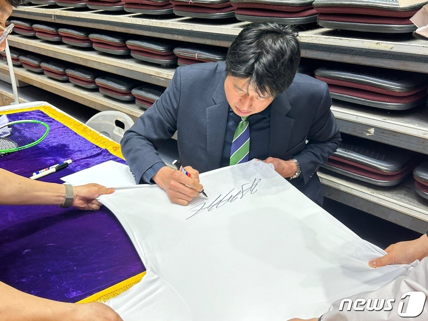 본문 이미지 - 20일 서울 송파구 잠실실내체육관에서 열린 제8회 서울특별시장기 배드민턴대회 개막식이 끝난 후 사인회를 진행 중인 하태권 전 감독. ⓒ News1 문대현 기자