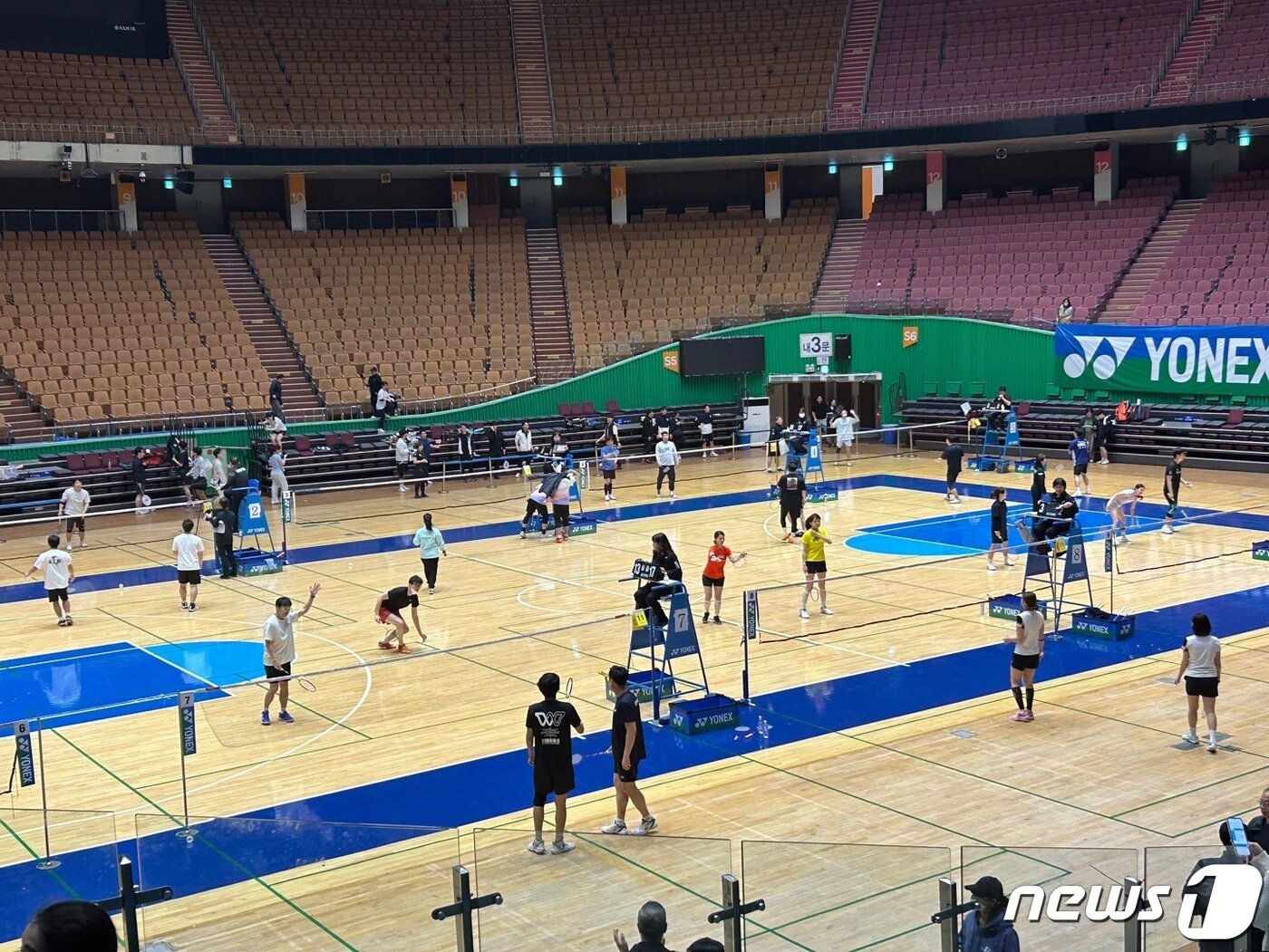 본문 이미지 - 제8회 서울특별시장기 배드민턴대회가 20일 오전 서울 송파구 잠실실내체육관에서 열리고 있다. ⓒ News1 문대현 기자 