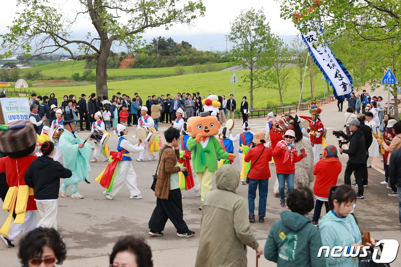  제 21회 고창청보리밭 개막을 일리는 농악공연&#40;고창군 제공&#41;2024.4.20/뉴스1