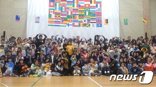 본문 이미지 - 올해로 10회째를 맞는 ‘다문화가족 행복운동회’가 20일 전주기전대학교 체육관에서 개최됐다. 이날 행사에는 중국과 베트남, 캄보디아, 몽골 등 다양한 국적의 다문화가족 350여 명이 참석했다.(전주시 제공)/뉴스1