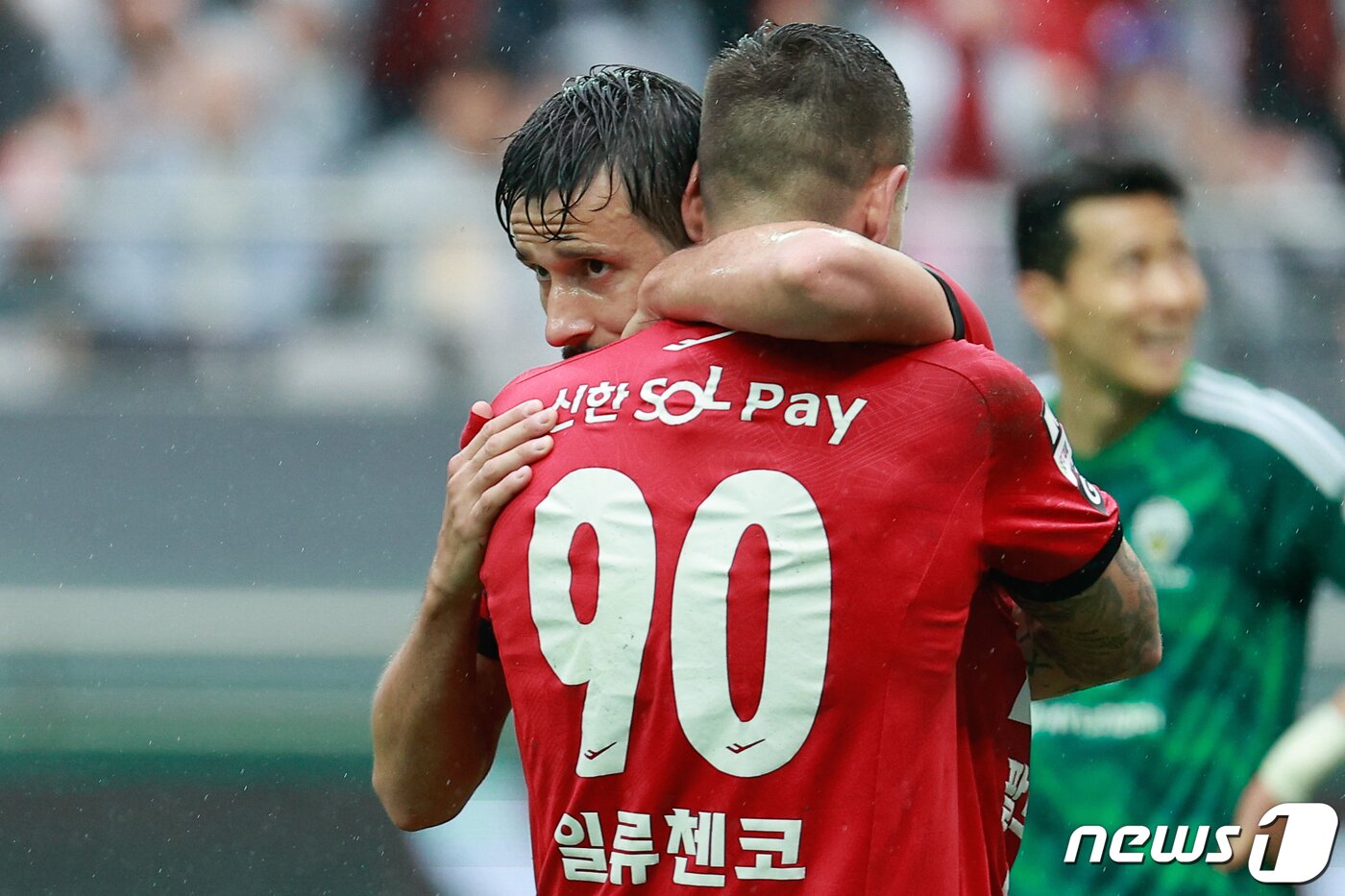 본문 이미지 - 20일 오후 서울 마포구 월드컵경기장에서 열린 '프로축구 하나은행 K리그1 2024 8라운드' FC 서울과 전북 현대 모터스의 경기 전반전, 서울 팔로세비치가 팀의 두번째 골을 넣은 뒤 일류첸코와 포옹하고 있다. 2024.4.20/뉴스1 ⓒ News1 안은나 기자