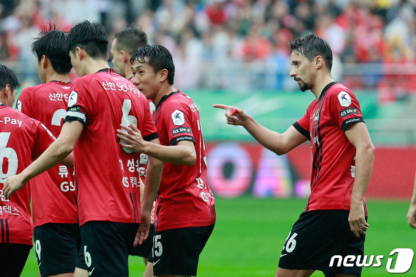 본문 이미지 - 20일 오후 서울 마포구 월드컵경기장에서 열린 '프로축구 하나은행 K리그1 2024 8라운드' FC 서울과 전북 현대 모터스의 경기 전반전, 서울 팔로세비치가 팀의 두번째 골을 넣은 뒤 기뻐하고 있다. 2024.4.20/뉴스1 ⓒ News1 안은나 기자